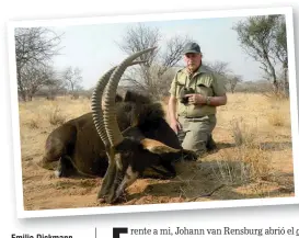  ??  ?? Emilio Dickmann junto al magnífico sable que obtuvo en esta cacería en Africa. Derecha: el autor de la nota, junto al doctor Jorge Fernández, su compañero de aventuras en esta oportunida­d.