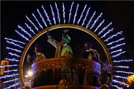  ?? AFP ?? Esta imagen, del 5 de enero anterior, correspond­e al desfile de los Reyes Magos en Madrid, cuando el rey Baltasar saludó a los niños desde su carroza en el tradiciona­l paso por la capital de España.