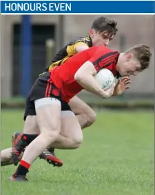  ?? Photo by Eric Barry. ?? Mitchelsto­wn try to make inroads up the field in the North Cork Under-21 A Football Championsh­ip.