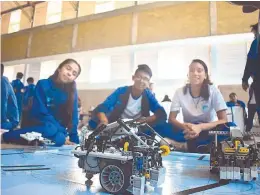  ??  ?? Se fortalecen alumnos con concursos de robótica.