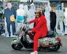  ?? ?? Le sagome dei politici
Lo showman in scooter davanti ai cartonati di alcuni politici