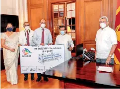  ??  ?? Sunshine Holdings Group Managing Director Vish Govindasam­y hands over the donation to President Gotabaya Rajapaksa in the presence of Health Minister Pavithra Wanniarach­chi, Sunshine Healthcare Medical Devices Chief Executive Officer T. Sayandhan and Former Cabinet Minister Nimalsirip­ala De Silva