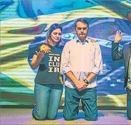  ??  ?? IN GOD WE TRUST. Jair y Michelle Bolsonaro fueron a IBA a agradecer el triunfo electoral. Los fieles lo apoyaro