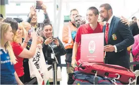  ?? Picture / Greg Bowker ?? Taulupe Faletau poses at Auckland Airport yesterday with one of the thousands of Lions fans already in New Zealand.