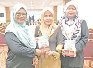  ??  ?? IREBEH Sabara bersama Norhayati Razali (kiri) serta Urus Setia Tetap Majlis Buku Kebangsaan Malaysia dan penyunting buku GPM, Norziati Mohd Rosman (kanan).