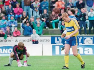  ?? FOTO: FINN FRANDSEN ?? Målmand Mogens Krogh spillede alle 18 kampe og samtlige minutter i den første Superliga-saeson. En af 1980’ernes store profiler i klubben, Ejner Rahbek (i gult), var kun med i tre kampe, fordi han reelt var stoppet på topplan og kun hjalp til i tilfaelde af skader. Ingen af de to profiler kunne forhindre Ikast i at rykke ud af den bedste raekke efter 13 saesoner.