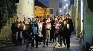  ??  ?? Der Gedenkweg führte von der Stadtkirch­e St. Peter und Paul (Herderkirc­he) zum Marstall und zur Gedenkfeie­r auf dem Jüdischen Friedhof in Weimar. . Fotos: Michael Baar