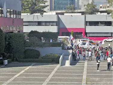  ?? CORTESÍA: INE ?? Un grupo de manifestan­tes irrumpió en las oficinas del INE, ayer por la mañana