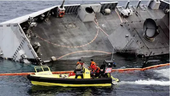  ??  ?? STATUS: På mandag formiddag ble dette bildet tatt av KNM «Helge Ingstad». Da ble det fremdeles jobbet med å sikre skipet.