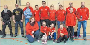  ?? FOTO: PRIVAT ?? Die Bogenschüt­zen des SV Laupheim nach der Siegerehru­ng des Turniers beim BSC Laupheim: (hinten v. l.) Jochen Grauer, Stafros Fragopoulo­s, Alexander Brücker, Marco und Roland Bammert, Ben Hermann, Bea Schultz, Axel und Lino Keul, Michael Hermann,...