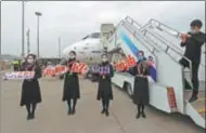  ?? YIN LIQIN / CHINA NEWS SERVICE ?? Crew members take photos before an ARJ21 jet of OTT Airlines leaves Shanghai for Beijing on Monday.