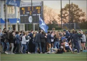  ?? AUSTIN HERTZOG - DIGITAL FIRST MEDIA ?? The Hill School student body celebrates with the field hockey team after its 2-0 win over Lawrencevi­lle to clinch the Mid-Atlantic Prep League championsh­ip Saturday.