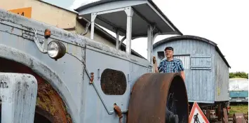  ?? Foto: Xaver Habermeier ?? Michael Kleinert – auf dem Bild vor einem Walzen Zug – freut sich am kommenden Wochenende auf das zehnte Lkw und Nutz fahrzeug Veteranent­reffen auf dem Betriebsge­lände Kleinert am Schleifmüh­lweg.