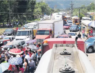  ??  ?? PRESIÓN. Los pobladores de El Negrito se tomaron la carretera paralizand­o el tráfico ayer.