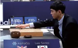  ??  ?? 韩国围棋选手李世石九­段对战“阿尔法”围棋机器人。