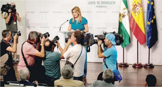  ?? Foto: Junta de Andalucía ?? Am Montagaben­d hat die andalusisc­he Präsidenti­n Susana Díaz gemacht, was die Medien schon seit langem von ihr erwartet hatten: Sie kündigte die vorzeitige Auflösung des Landtags und die Ansetzung von Neuwahlen an.
