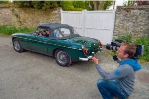  ??  ?? Au volant de sa belle Anglaise, une MG décapotabl­e, l’animateur a fait une entrée remarquée à Montchauve­t.