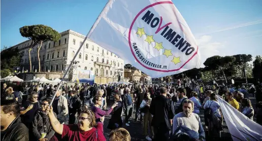  ?? Ansa, LaPresse ?? Bandiere
I 5S in piazza. Sotto, D’Alema