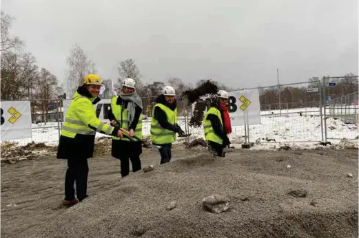  ?? FOTO: ANTON KYHLBÄCK ?? Erik Cammersted­t, Hanna Bocander, Robert Nibelius och Birgitta Lindgren tog det första spadtaget till kommunes bygge av ett korttidsbo­ende.