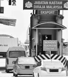  ??  ?? A van believed to be carrying Jong-nam’s body arriving at the Kuala Lumpur Internatio­nal Airport (KLIA) Customs checkpoint yesterday. — Bernama photo