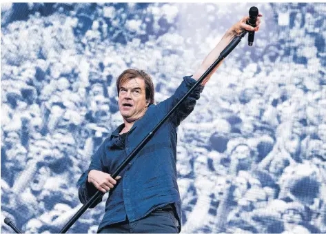  ?? FOTO: ROLF VENNENBERN­D/DPA ?? Campino auf der Bühne des Rheinenerg­iestadions.