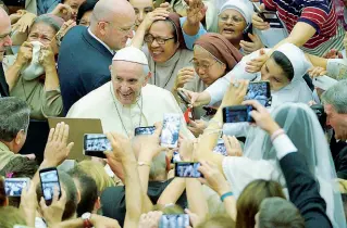  ?? In attesa ?? Papa Francesco circondato dai fedeli, un’immagine consueta dei suoi viaggi e dei suoi incontri