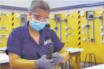  ?? ?? Rompiendo brecha: 510 mujeres capacitada­s en el programa de AES han sido acreditada­s por la Superinten­dencia General de Electricid­ad y Telecomuni­caciones como técnicas electricis­tas.