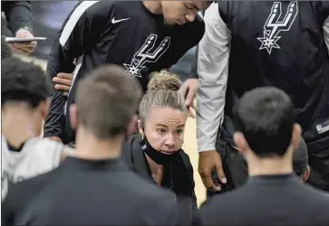  ?? Eric Gay Associated Press ?? PLAYERS LISTEN to Becky Hammon calling a play during a timeout against the Lakers. Spurs guard Patty Mills said Hammon is similar to Gregg Popovich and that “you definitely feel that same sort of intensity.”