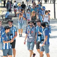  ?? FOTOS: J. A. SIRVENT / EFE ?? Los seguidores albiazules coparon las calles madrileñas. El lugar de concentrac­ión antes de desplazars­e al Vicente Calderón fue la Fan Zone ubicada en el parque de la Cuña Verde, inaugurada por Iñigo Urkullu