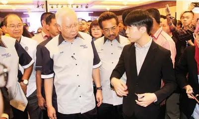  ??  ?? NAJIB (dua kiri) menerima penjelasan daripada salah seorang usahawan. Turut kelihatan, Musa (tengah).