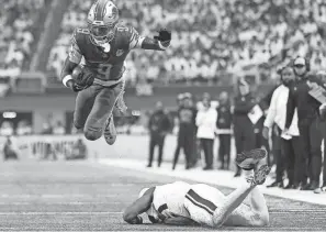  ?? MATT KROHN/USA TODAY SPORTS ?? Lions receiver Jameson Williams leaps and breaks a tackle attempt by Vikings cornerback Akayleb Evans at U.S. Bank Stadium in Minneapoli­s on Dec. 24.