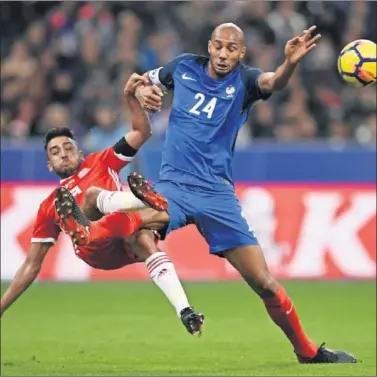  ??  ?? EN EL STADE DE FRANCE. Nzonzi, durante un momento de su debut contra Gales el viernes.