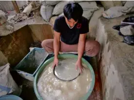  ?? RICHARD BALONGLONG / INQUIRER NORTHERN LUZON ?? BIG PUZZLE A small-scale miner pans for gold ore in Itogon, Benguet.