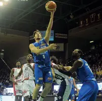  ??  ?? De’Longhi I ragazzi di Stefano Pillastrin­i si stanno preparando a giocare i playoff che daranno l’unica promozione in serie A