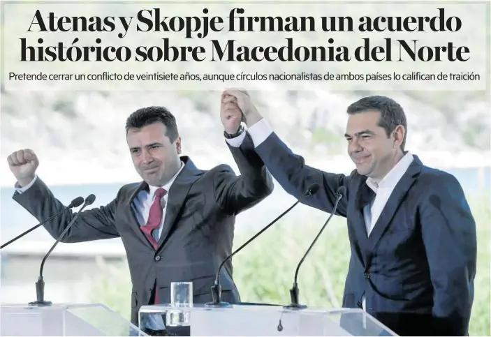  ?? Foto: Efe ?? Los primeros ministros de Macedonia, Zoran Zaev, y de Grecia, Alexis Tsipras, en la ceremonia a orillas del lago Prespes, en la frontera entre Grecia, Albania y Macedonia.