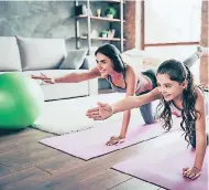  ??  ?? Comer bien, hacer deporte, beber agua y usar menos tecnología les ayudará a llevar una vida más sana.