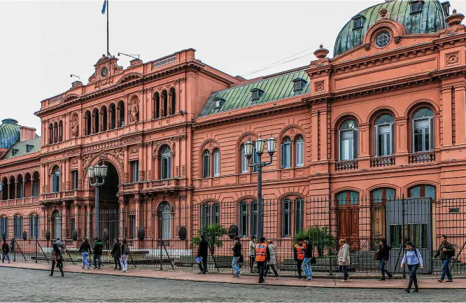  ??  ?? Tan impresiona­nte como diversa es la arquitectu­ra argentina con iconos como la Casa Rosada, sede del Poder Ejecutivo de la República.