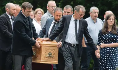  ??  ?? Sorrow: The remains of Mairéad Mundy carried by family
