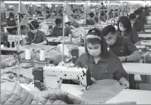  ?? WANG ZHUANGFEI / CHINA DAILY ?? Workers make down- filled coats at a factory in Jiashi county, Xinjiang Uygur autonomous region, last month.