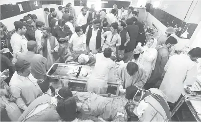  ?? — Gambar Reuters ?? KECOH: Kakitangan perubatan merawat mangsa letupan bom di hospital sivil di Quetta, semalam.
