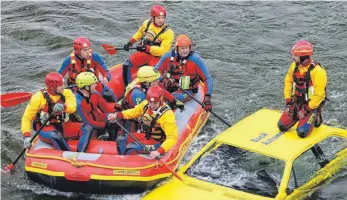  ?? FOTO: THOMAS HAUSER ?? Die Strömungsr­etter bei einer Übung im Einsatz.