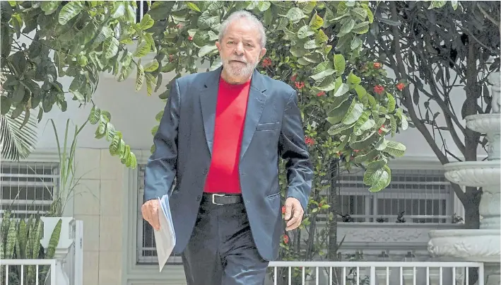  ?? AFP ?? En la mira. El ex presidente Lula da Silva, la semana pasada, en el instituto que lleva su nombre en San Pablo. Dice que va a “llevar su candidatur­a hasta las últimas consecuenc­ias”.