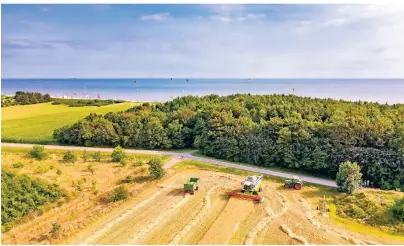  ?? FOTO: HARALD BICKEL/DPA-TMN ?? Auf dem Ackerland der Familie Hinrichsen ist alles bio.