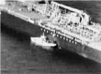  ?? Centcom/AFP ?? Imagem do Pentágono que mostra o suposto bote do Irã ao lado do navio japonês