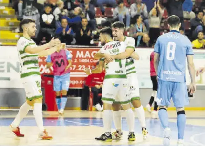  ?? A.J. GONZÁLEZ ?? Lucas Bolo e Ismael se abrazan tras marcar el Córdoba Futsal un gol.