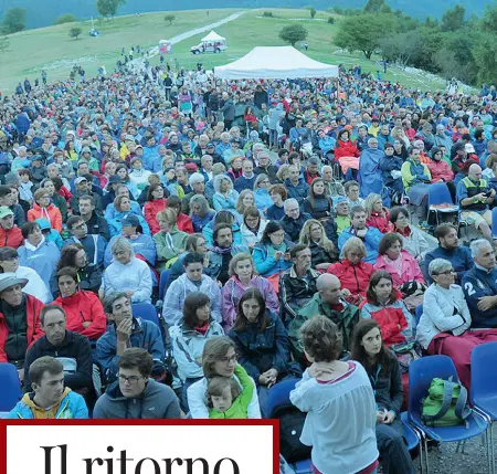  ?? (Foto Balanza) ?? Grande Guerra Gli spettatori accorsi sul Monte Tomba, teatro del sacrificio di migliaia di soldati italiani, dove ieri sera Marco Paolini ha recitato la sua orazione. Sotto l’attore ieri, apparso molto provato