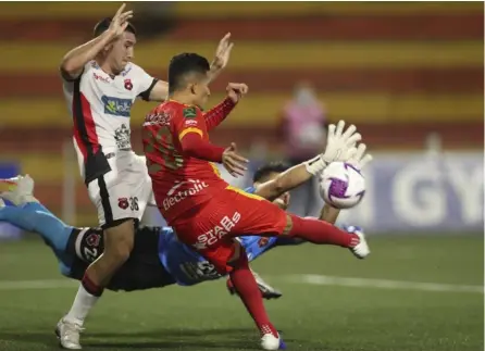  ?? JOSÉ CORDERO ?? Leonel Moreira fue uno de los puntos altos de Alajuelens­e en el Rosabal, al tapar varios remates, como este de Gerson Torres.