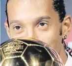  ??  ?? Dohrál Ronaldinho získal ve fotbale vše: je mistrem světa z roku 2002, Zlatý míč vyhrál v roce 2005, Ligu mistrů v sezoně 2005/2006. Poznávacím znamením byla úžasná pravačka, ale i předkus a křivé zuby, které nakonec vyměnil za souměrný úsměv.