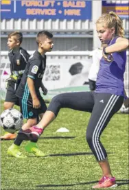  ?? Picture: L W Sports Photograph­y ?? Amy Sayer taking part in the kids’ coaching session