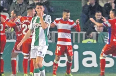  ??  ?? CELEBRACIÓ­N. El Granada festeja uno de los tantos conseguido­s en El Arcángel..